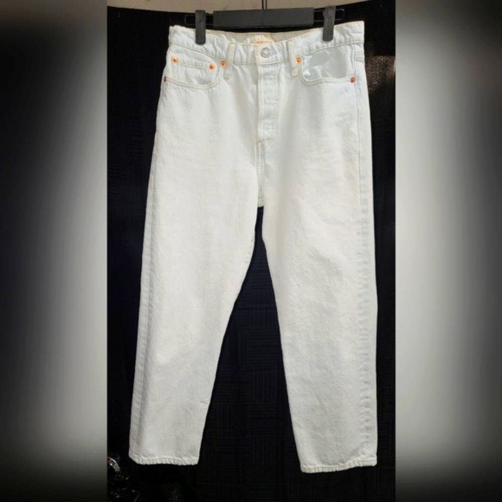 EUC Levi's Women's Straight Leg Light Blue Jeans